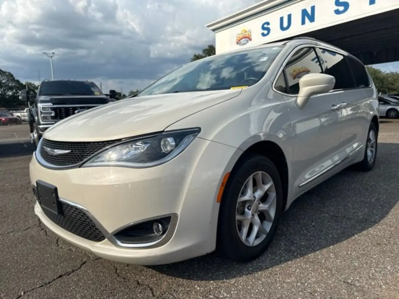 2017 Chrysler Pacifica Touring-L photo 3