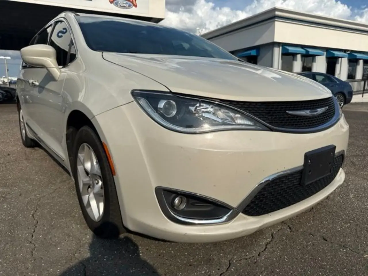 2017 Chrysler Pacifica Touring-L photo 4