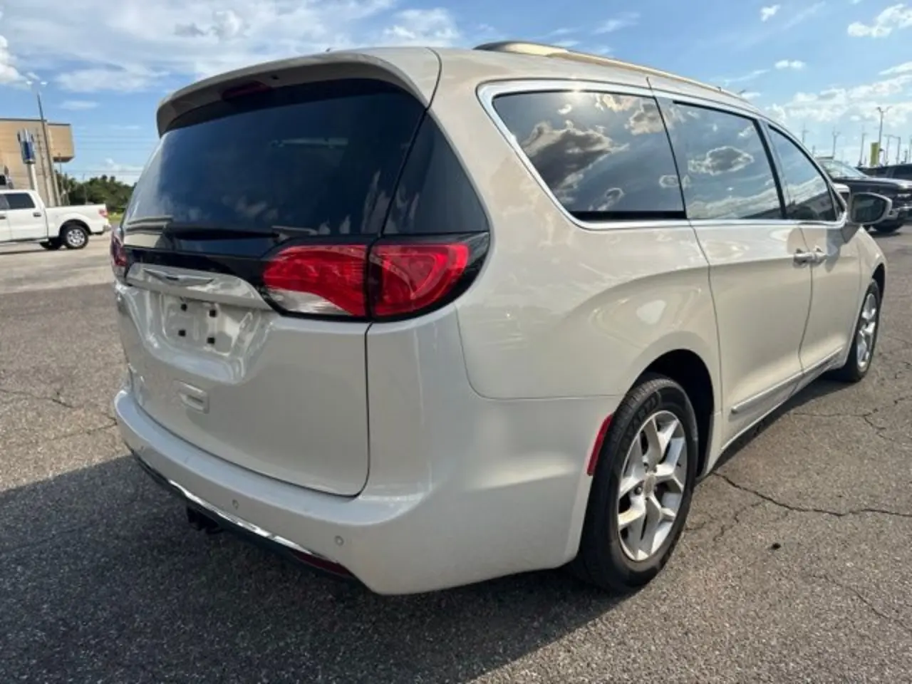 2017 Chrysler Pacifica Touring-L photo 5