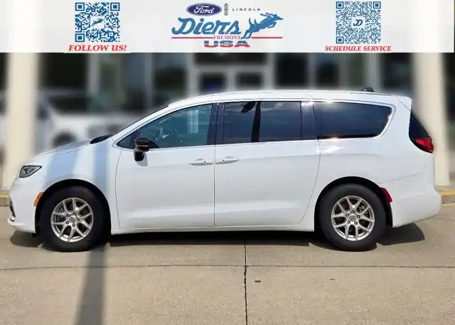 2024 Chrysler Pacifica Touring L's photo