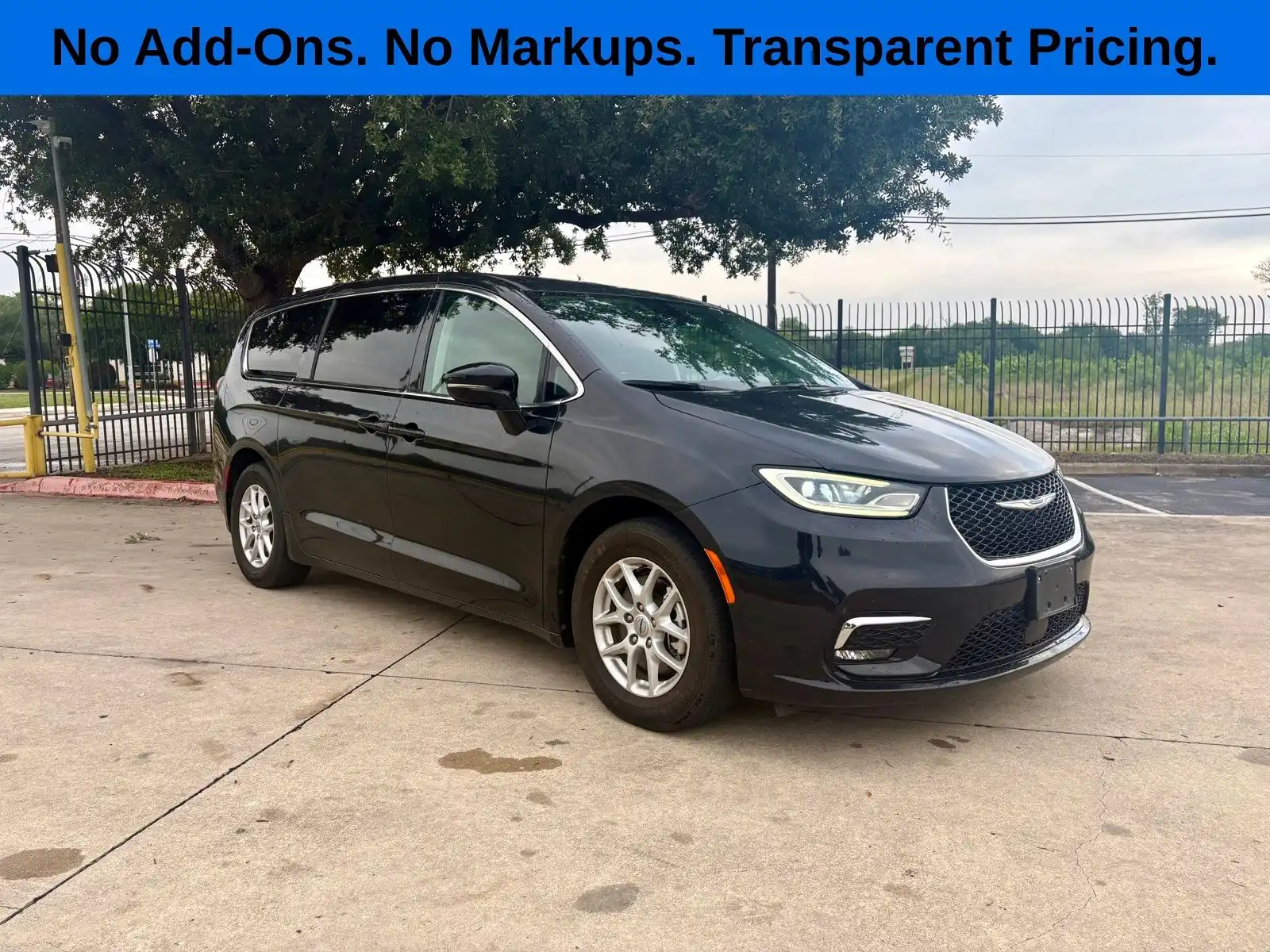 2024 Chrysler Pacifica Touring L's photo