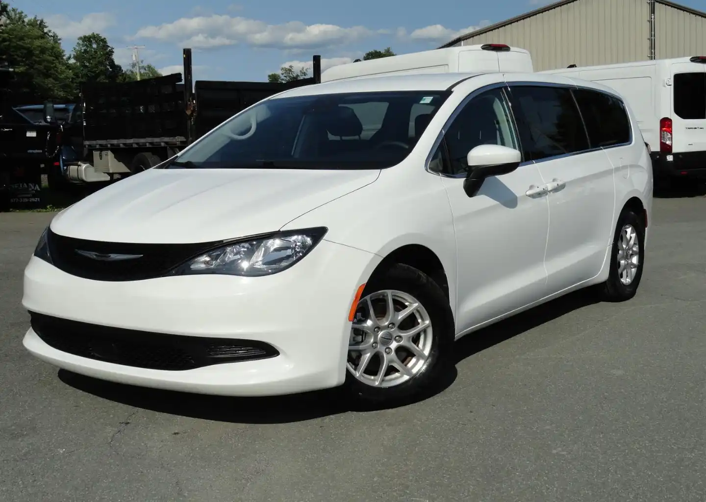 2023 Chrysler Voyager LX's photo