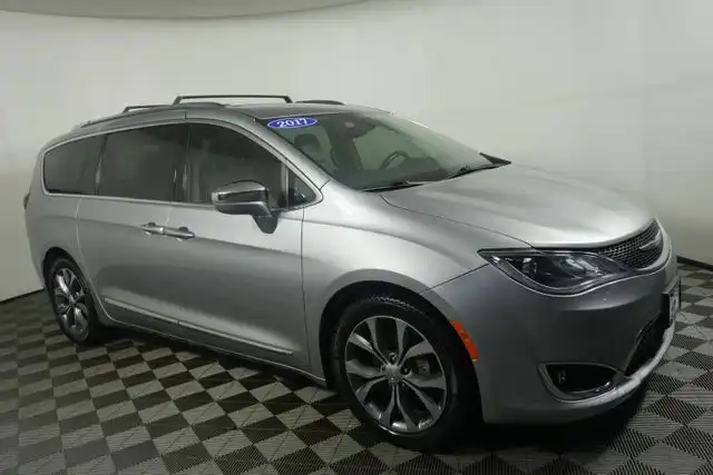 2017 Chrysler Pacifica Limited's photo