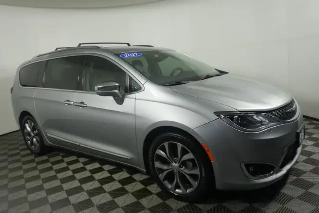 2017 Chrysler Pacifica Limited's photo