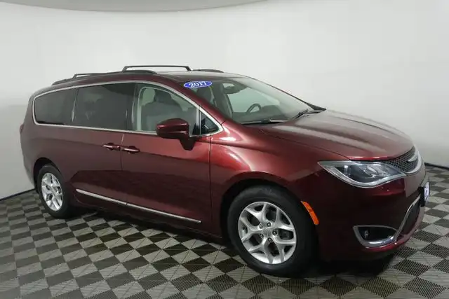 2017 Chrysler Pacifica Touring-L's photo