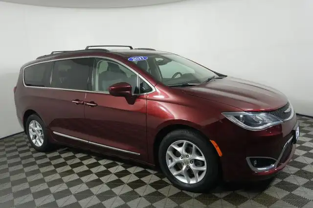 2017 Chrysler Pacifica Touring-L's photo