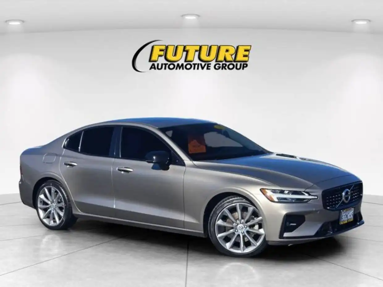 2021 Volvo S60 T5 Momentum's photo