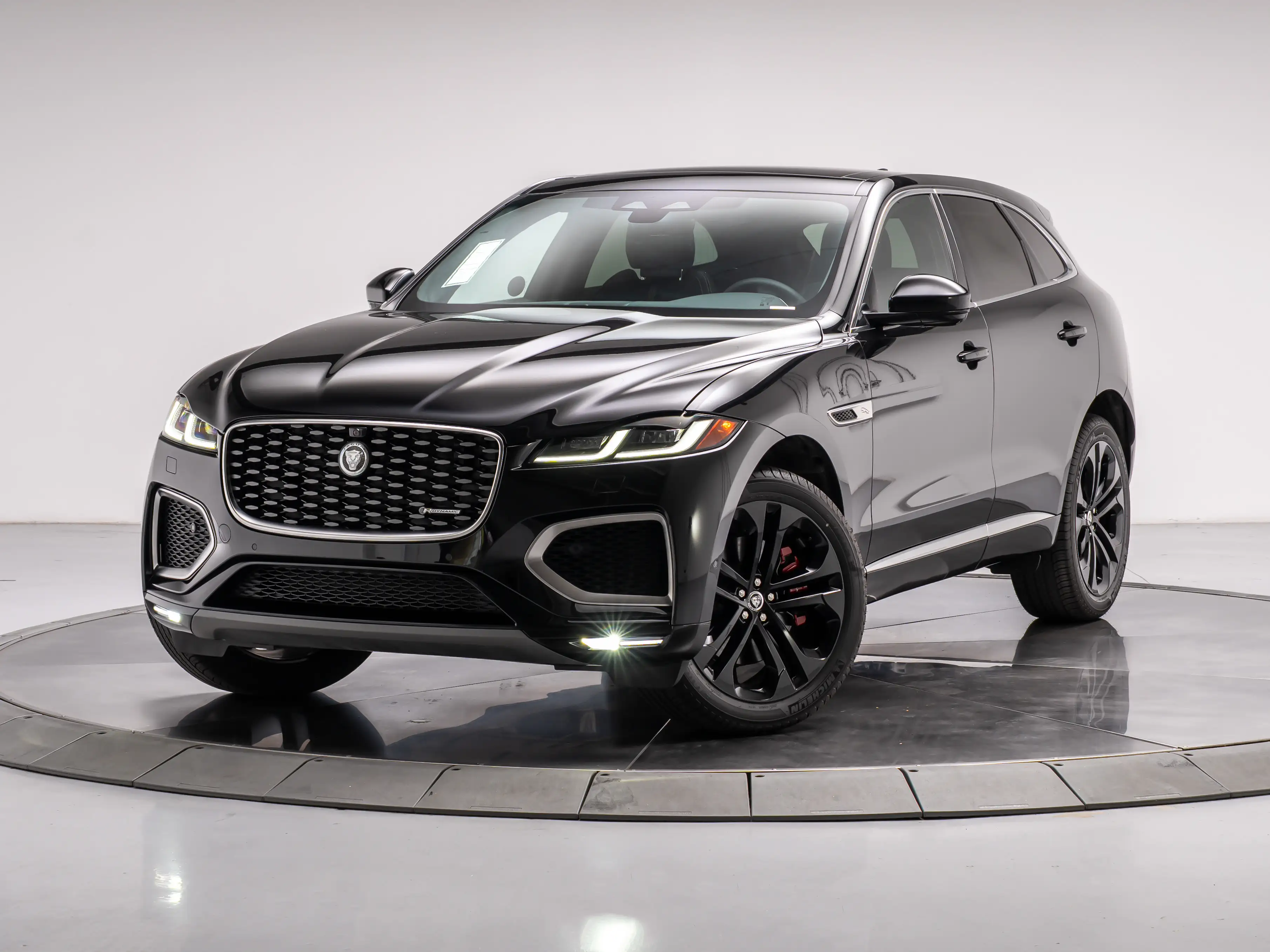 2025 Jaguar F-PACE P400 R-Dynamic S's photo