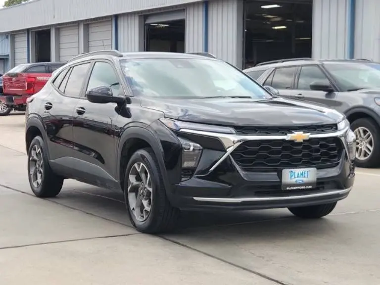 2025 Chevrolet Trax LT photo 3