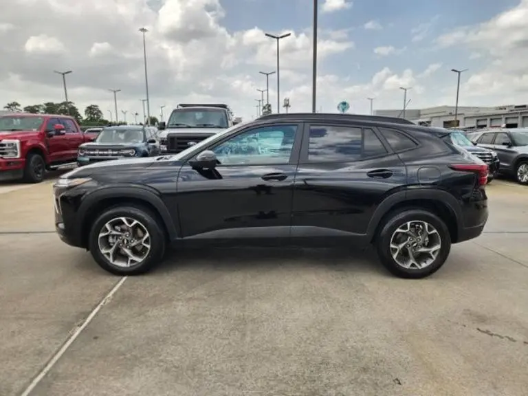 2025 Chevrolet Trax LT photo 4