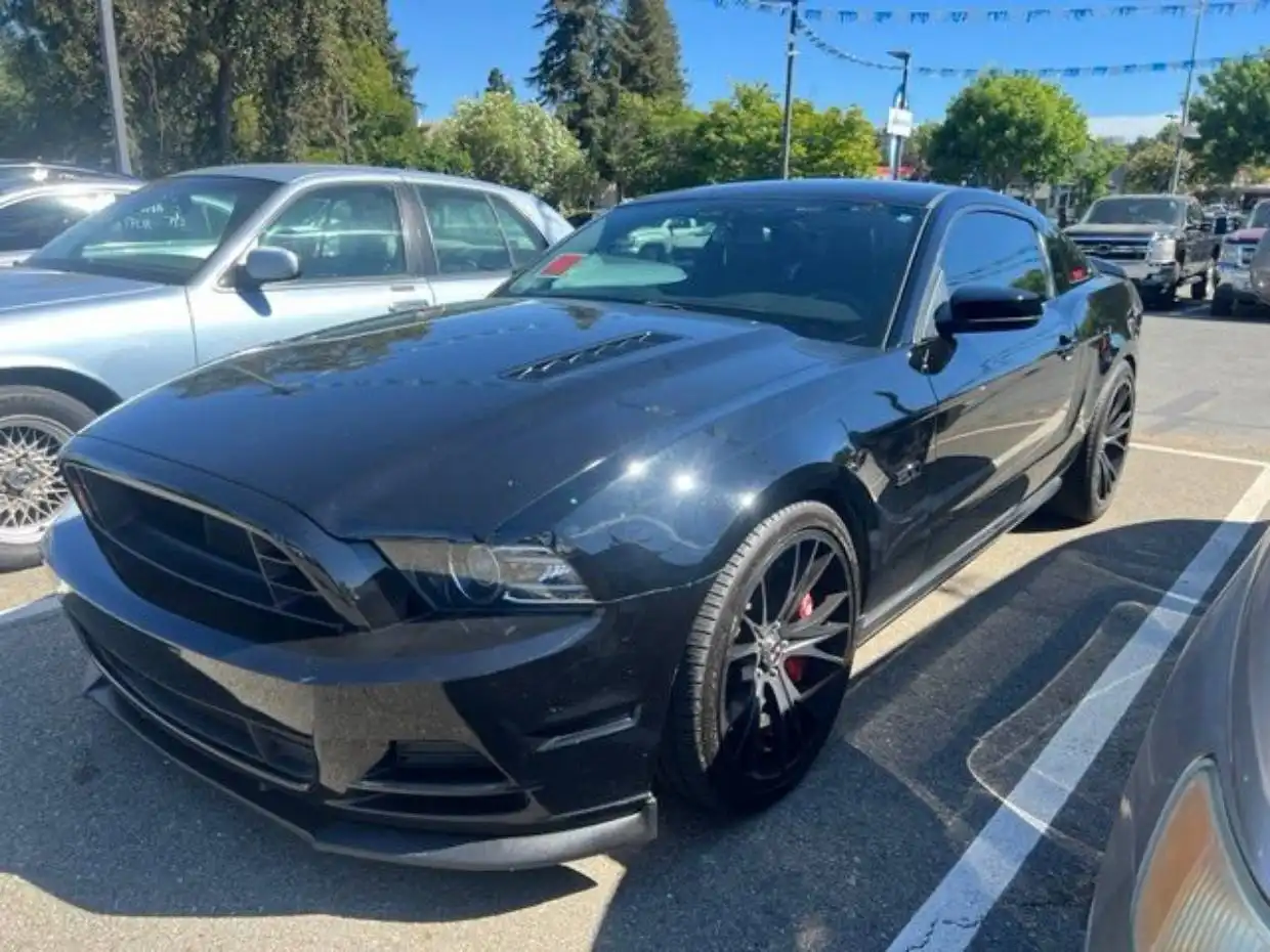 2013 Ford Mustang GT Premium's photo