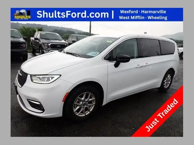 2024 Chrysler Pacifica Touring L's photo