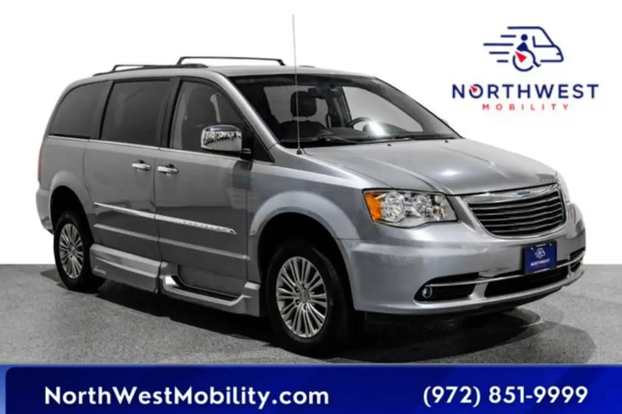 2015 Chrysler Town & Country Touring-L's photo