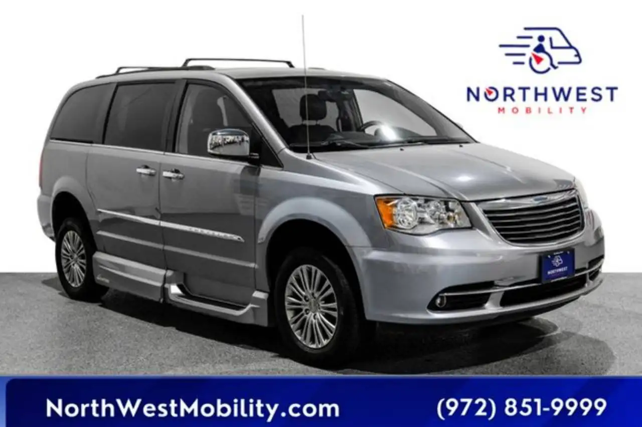2015 Chrysler Town & Country Touring-L's photo