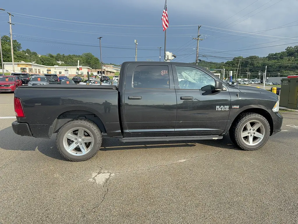 2018 RAM 1500 Express 4x4 Crew Cab 5'7 photo 3