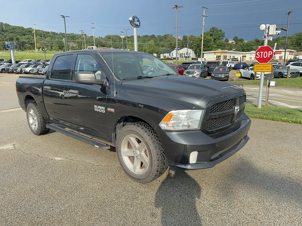 2018 RAM 1500 Express 4x4 Crew Cab 5'7 photo 4