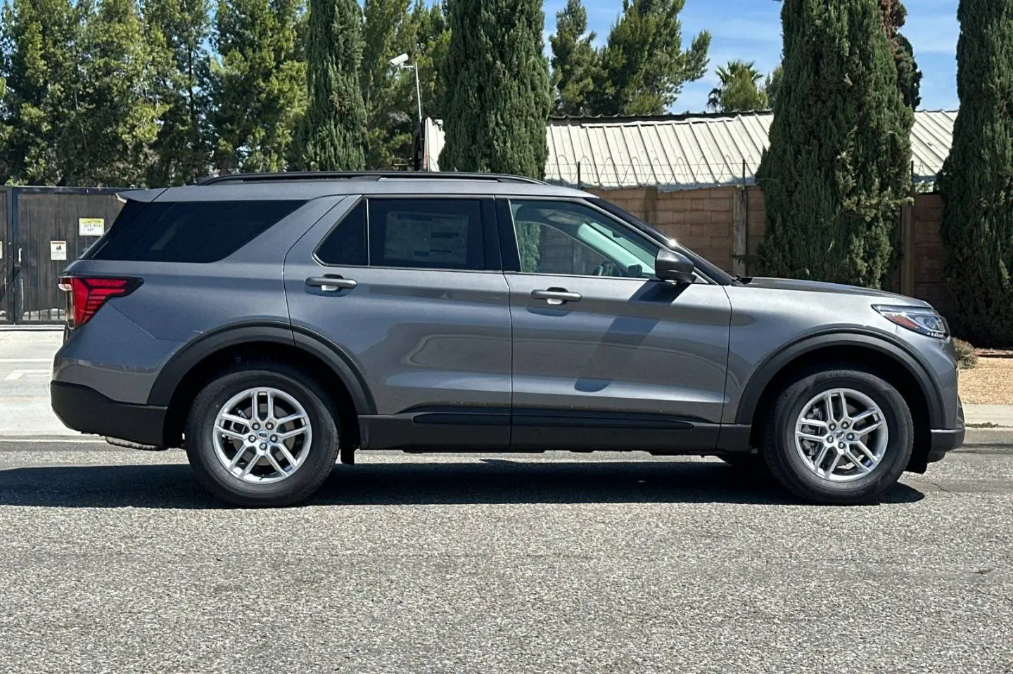 2026 Ford Explorer undefined photo 3