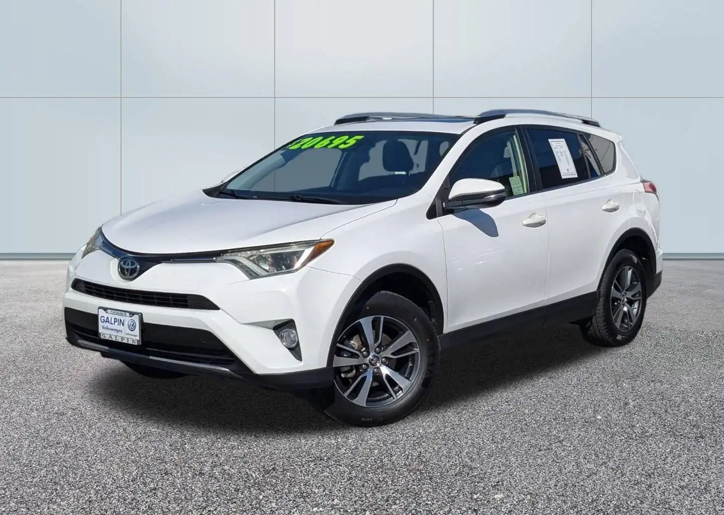 2017 Toyota RAV4 XLE's photo