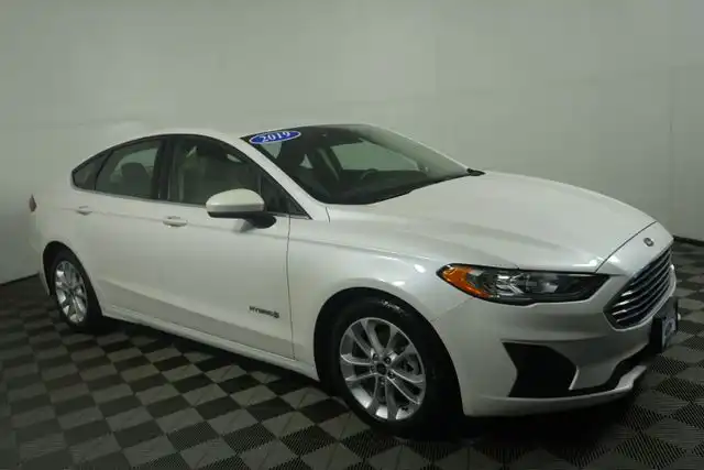 2019 Ford Fusion SE's photo