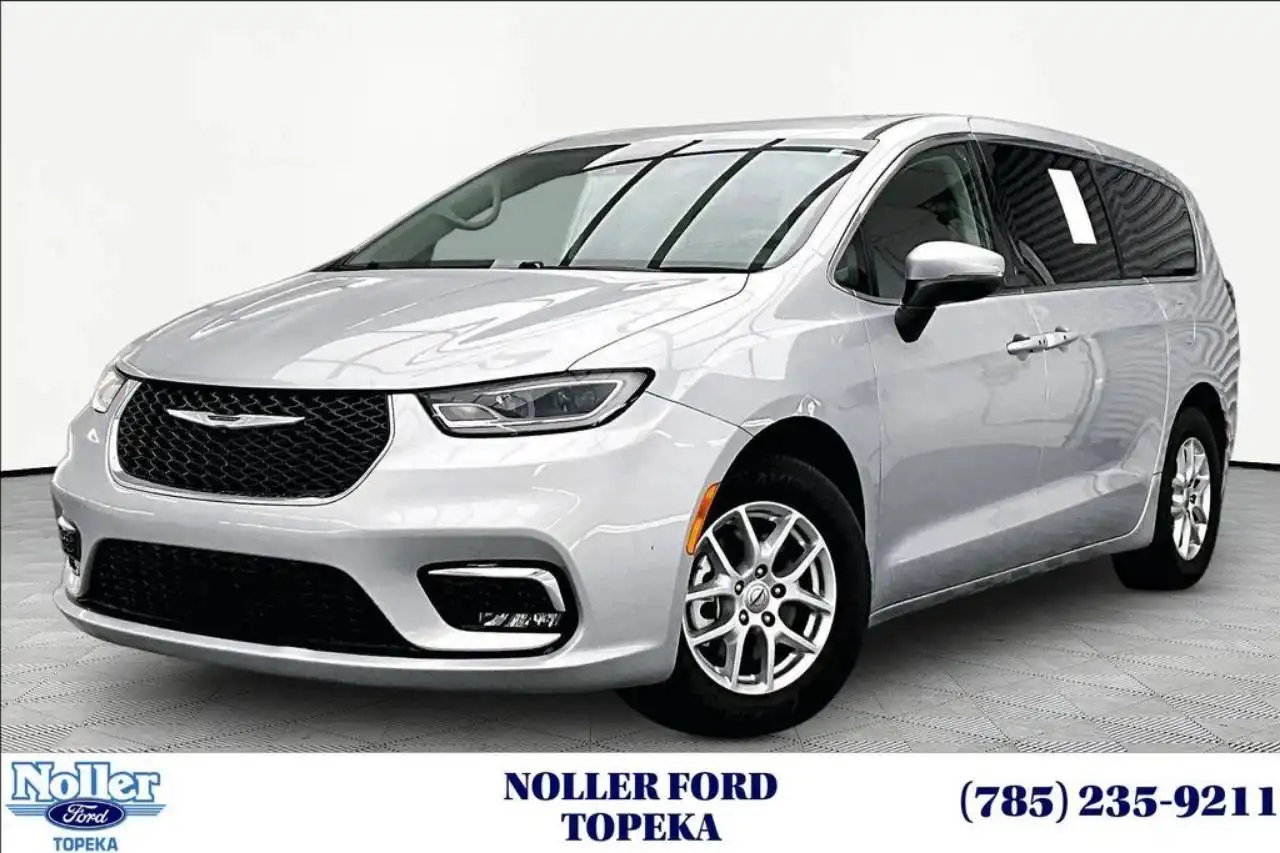 2023 Chrysler Pacifica Touring L's photo