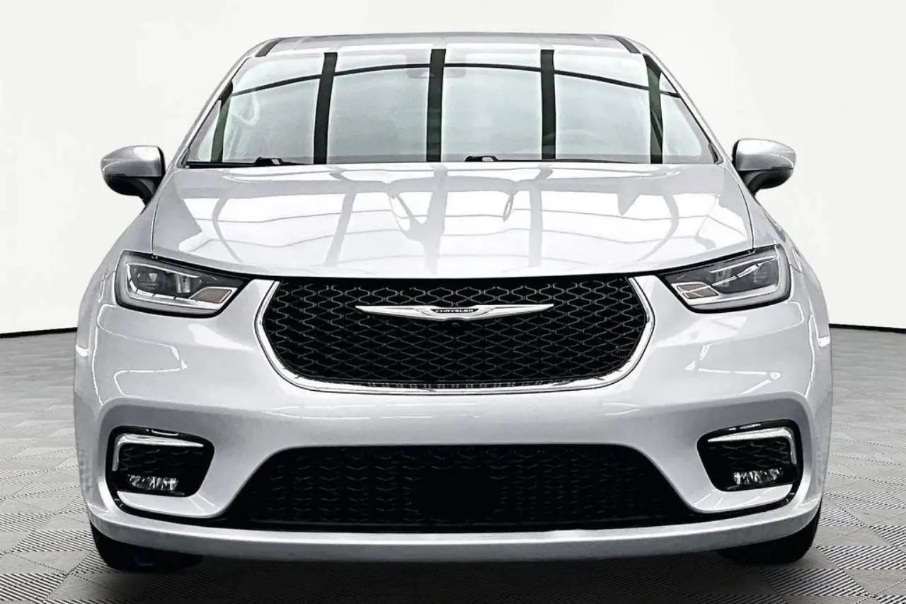 2023 Chrysler Pacifica Touring L photo 3