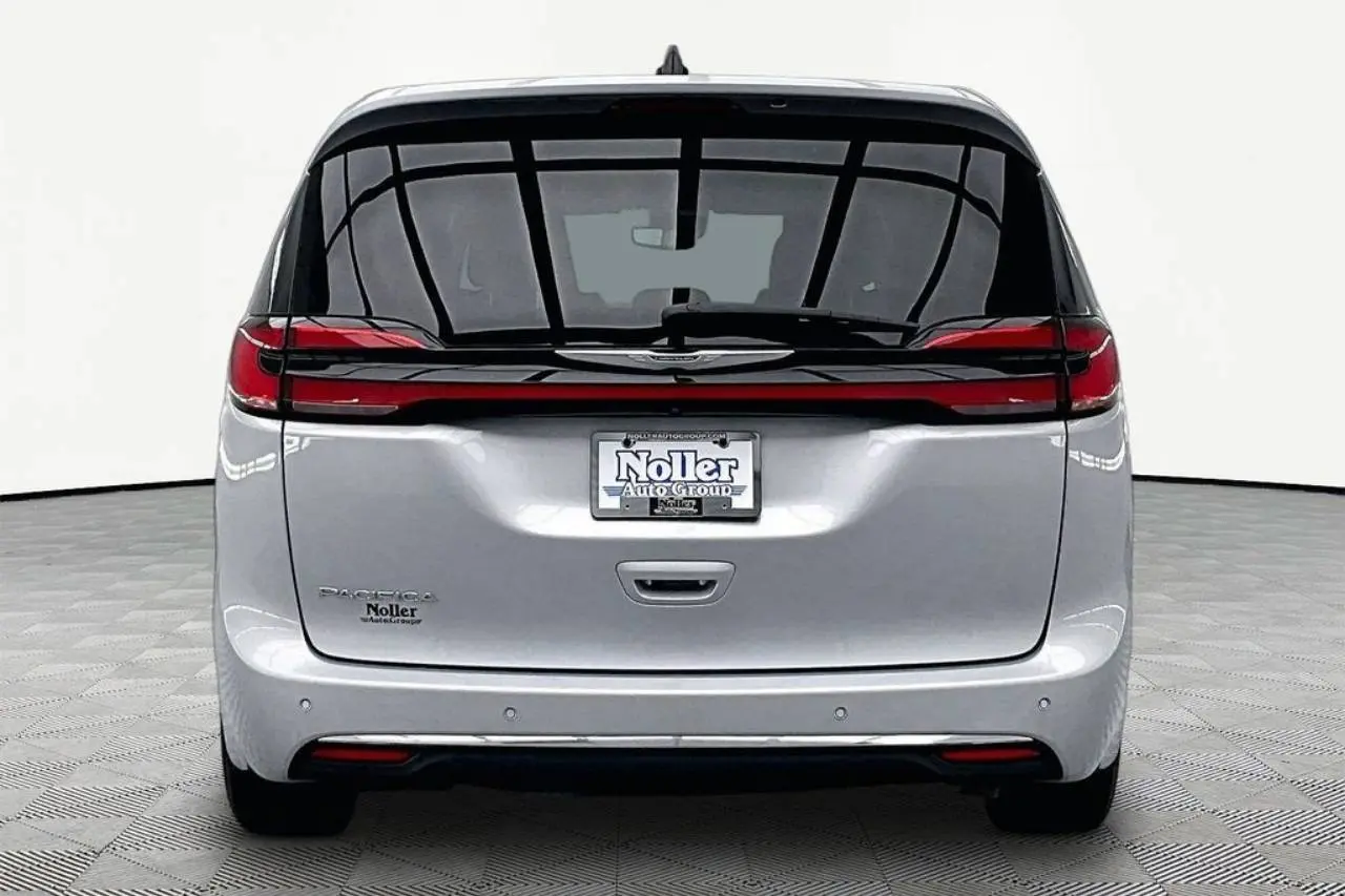 2023 Chrysler Pacifica Touring L photo 4