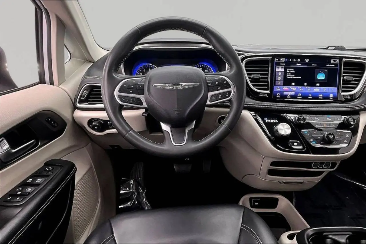 2023 Chrysler Pacifica Touring L photo 5