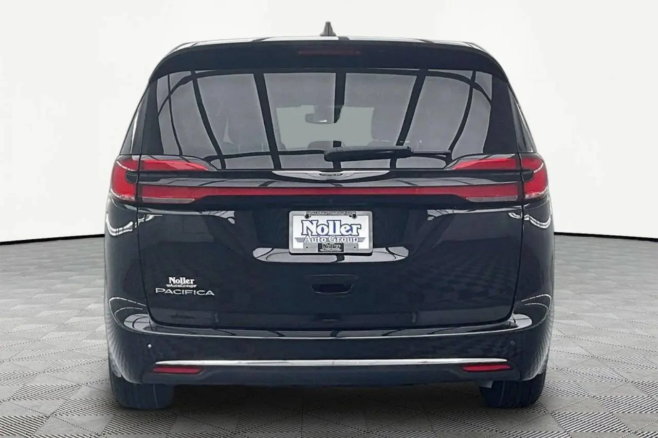 2025 Chrysler Pacifica Select photo 4