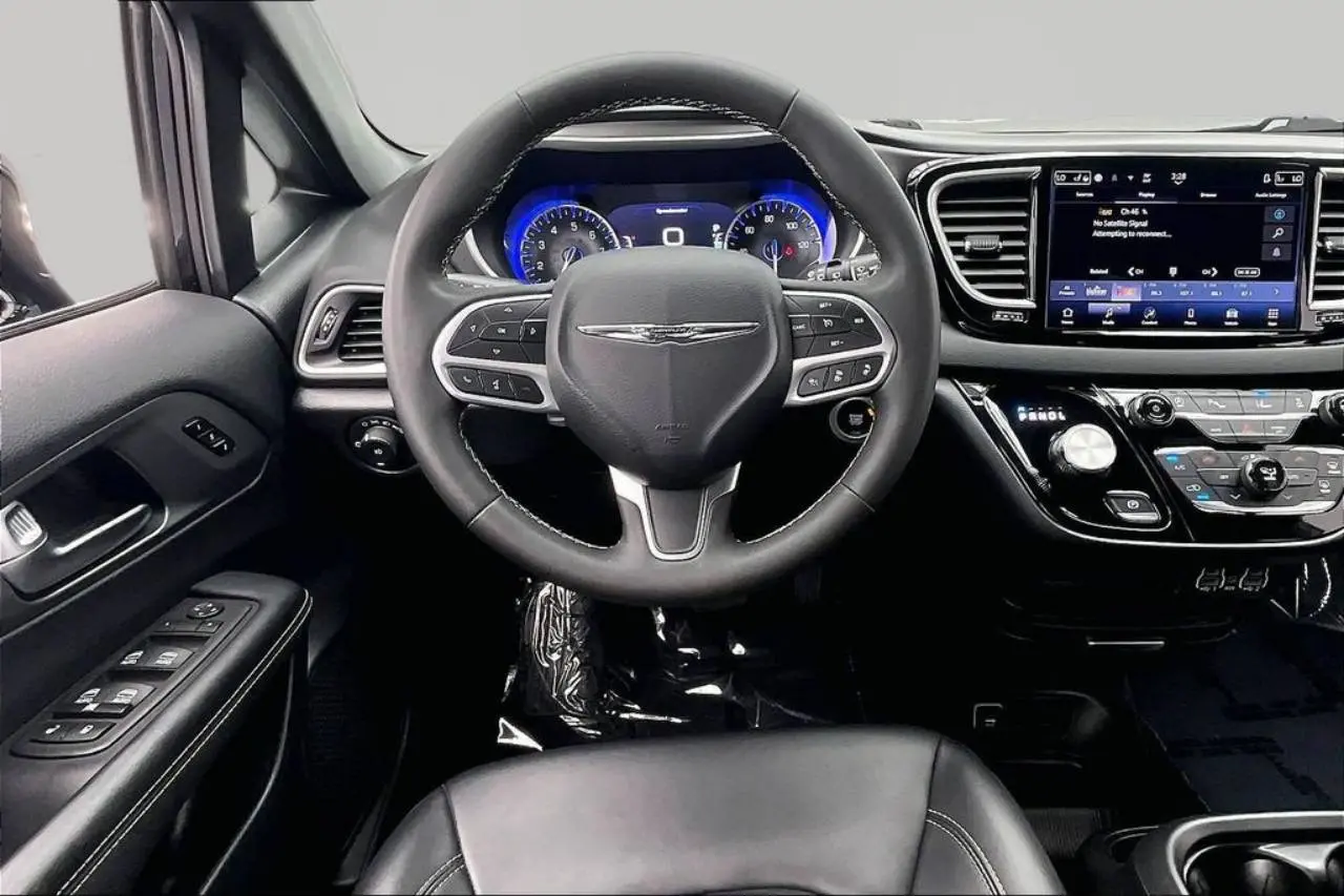 2025 Chrysler Pacifica Select photo 5