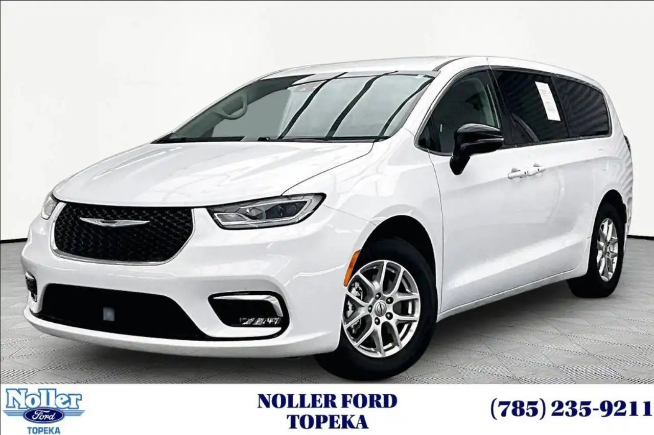 2024 Chrysler Pacifica Touring L's photo
