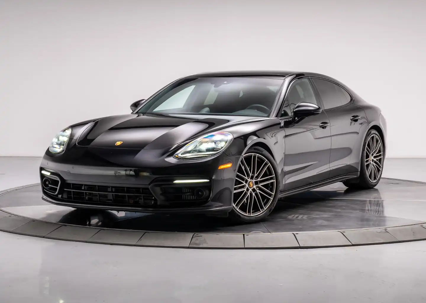 2023 Porsche Panamera 4 Platinum Edition's photo