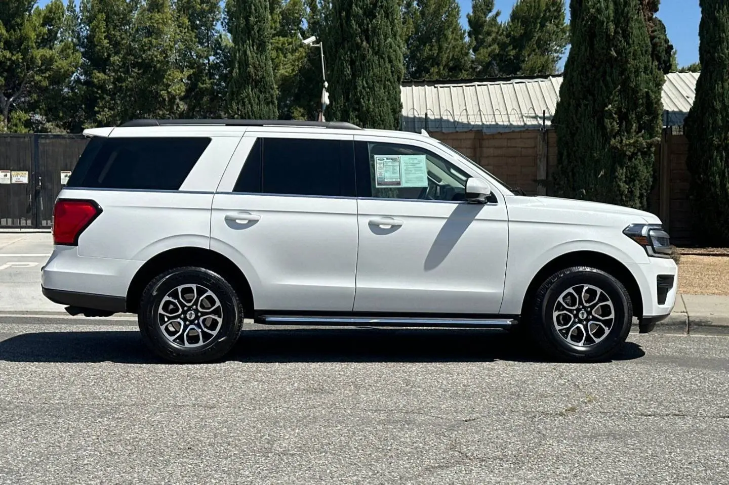 2023 Ford Expedition XLT 4x4 photo 3