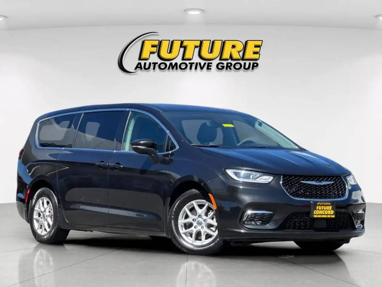 2023 Chrysler Pacifica Touring L's photo