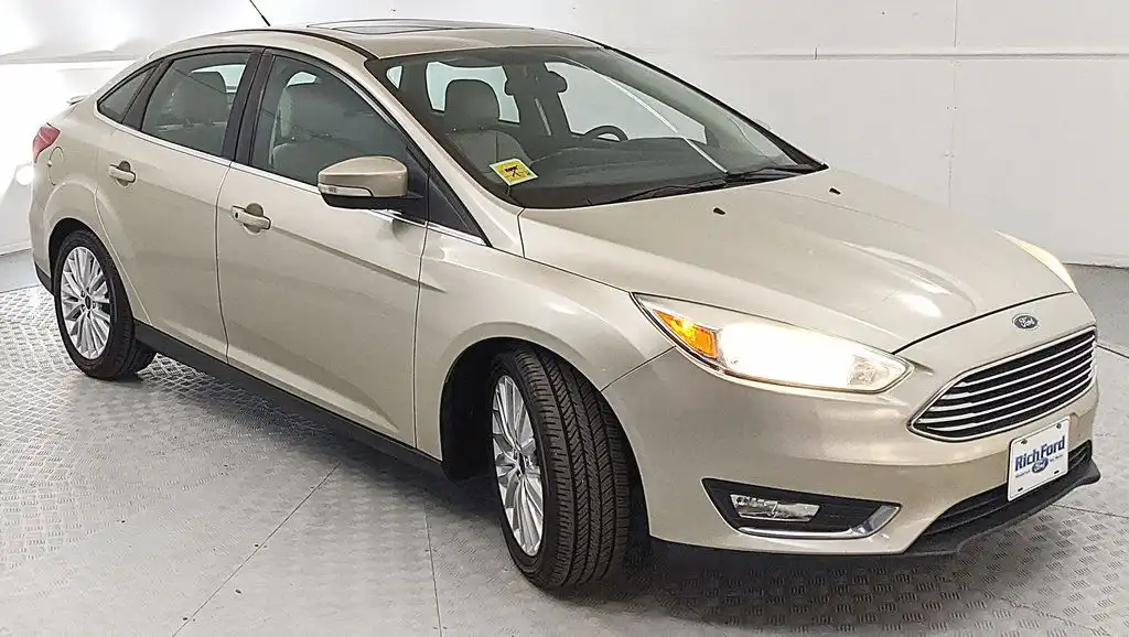2017 Ford Focus Sedan Titanium's photo
