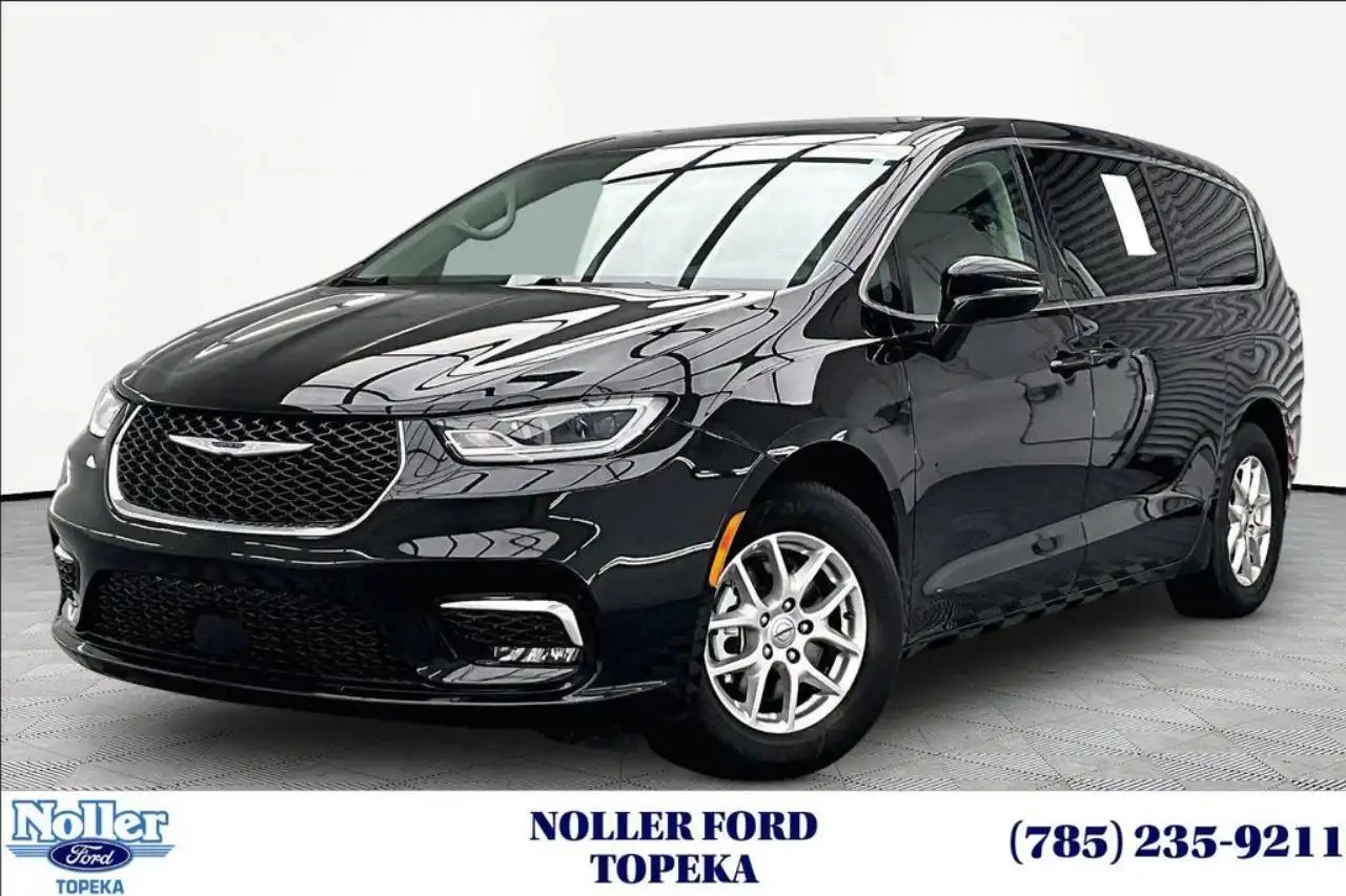 2024 Chrysler Pacifica Touring L's photo