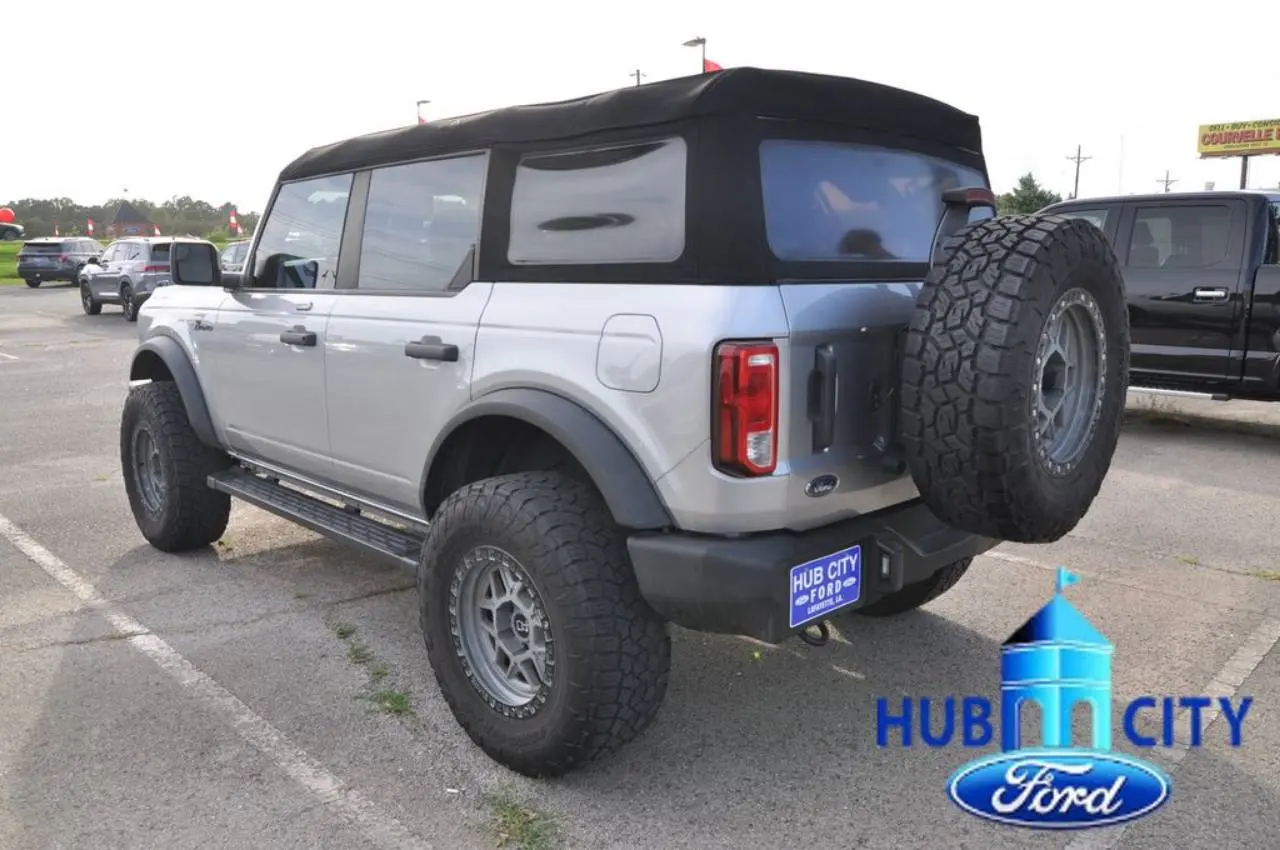 2023 Ford Bronco Base 4x4 photo 3