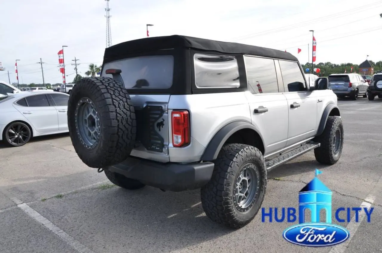 2023 Ford Bronco Base 4x4 photo 5