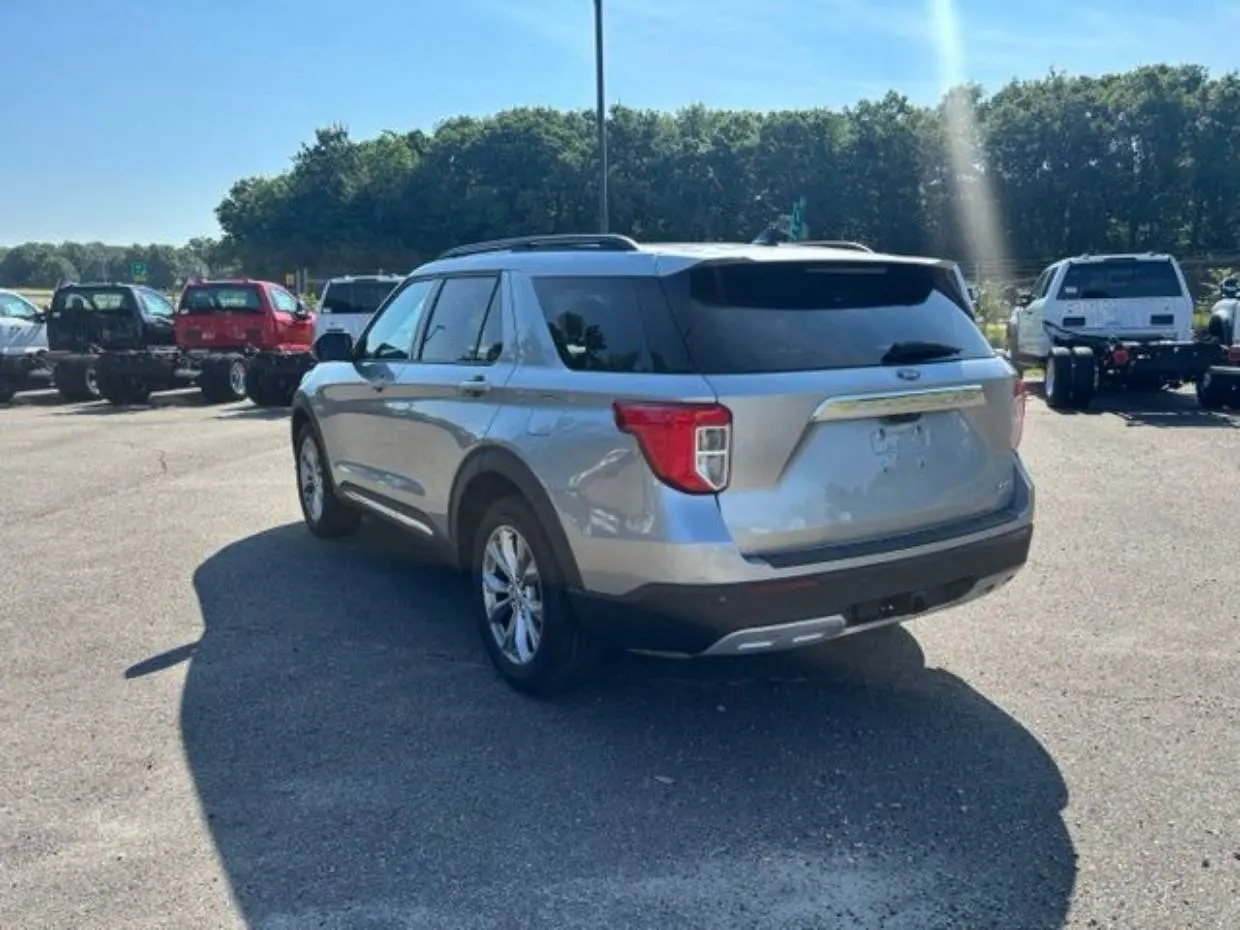 2023 Ford Explorer XLT 4WD photo 3