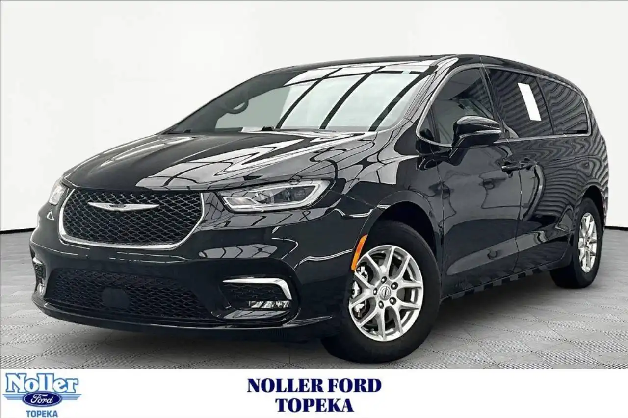 2025 Chrysler Pacifica Select's photo