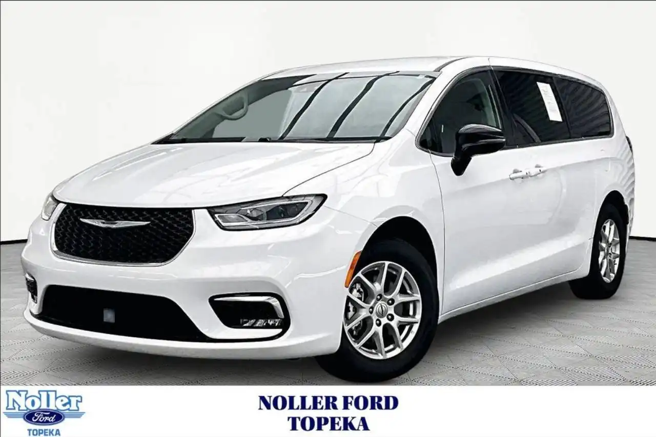 2024 Chrysler Pacifica Touring L's photo