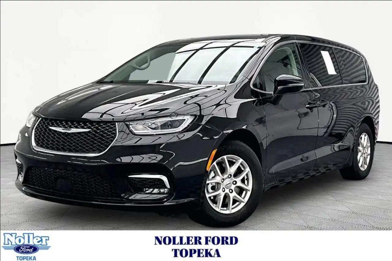 2024 Chrysler Pacifica Touring L's photo