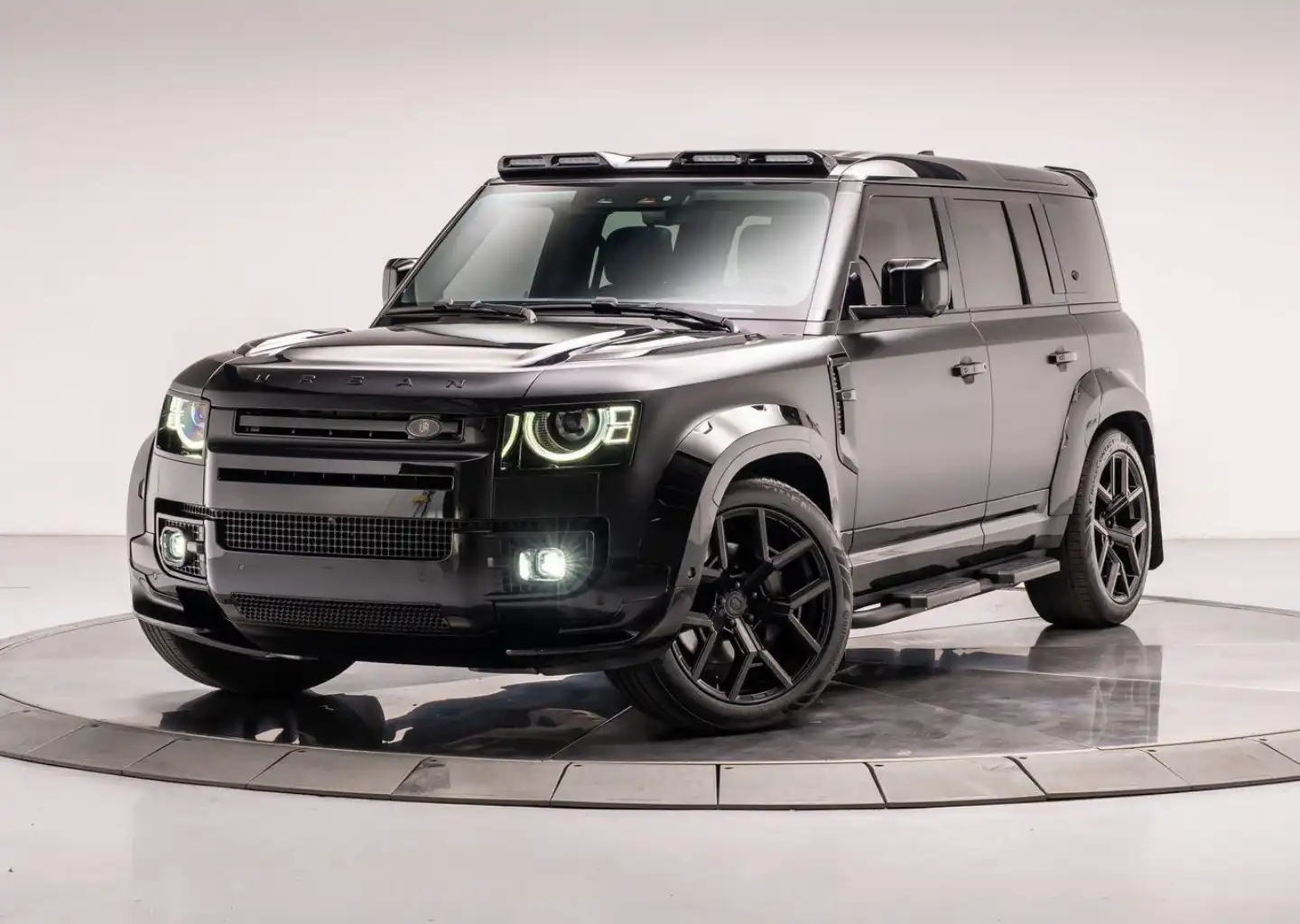 2024 Land Rover Defender 110 SE P400's photo