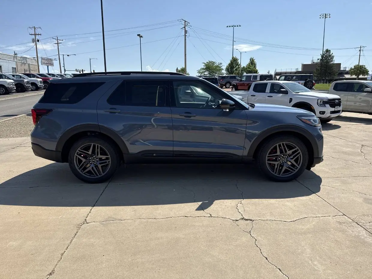 2026 Ford Explorer ST 4WD photo 4