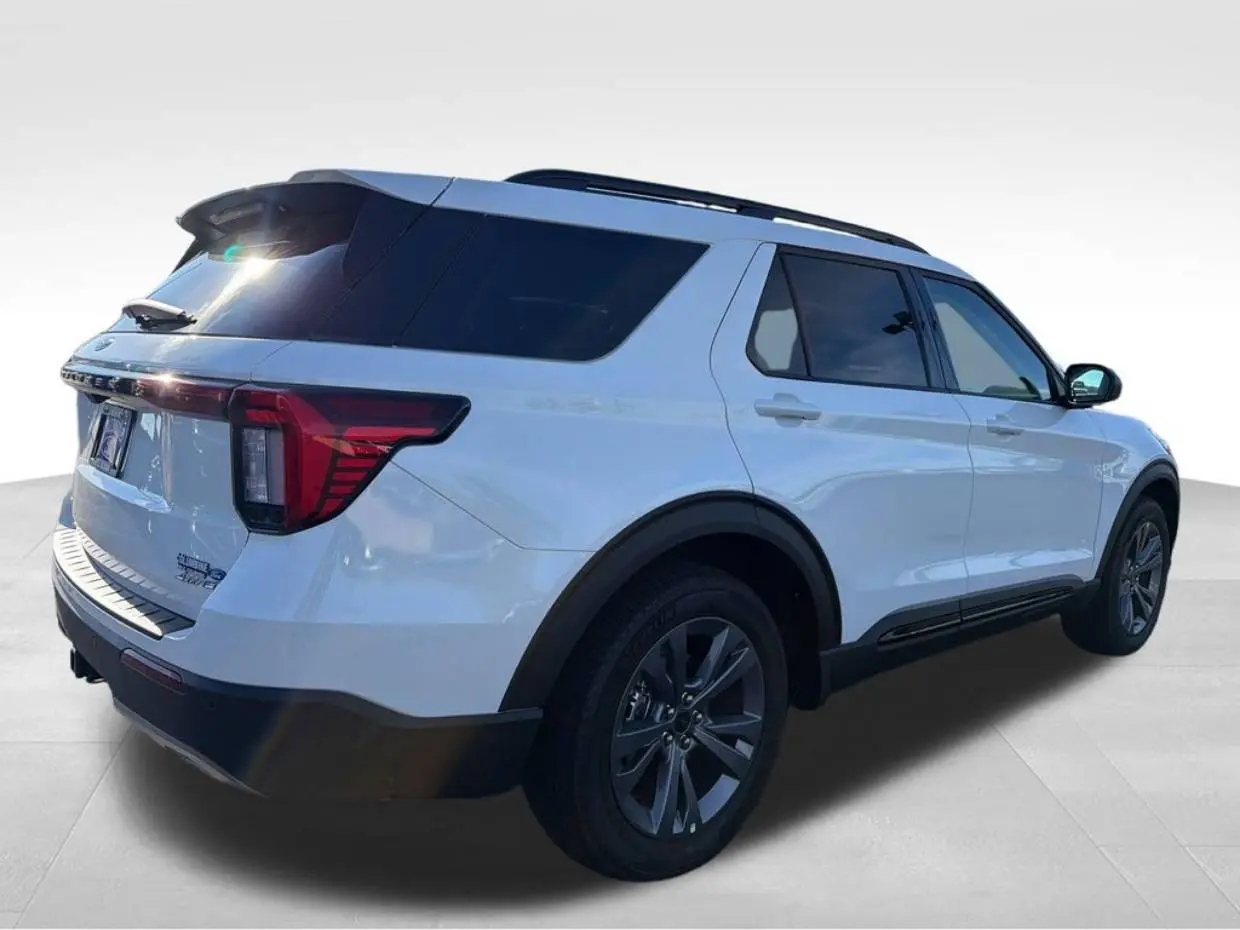 2026 Ford Explorer Active 4WD photo 4