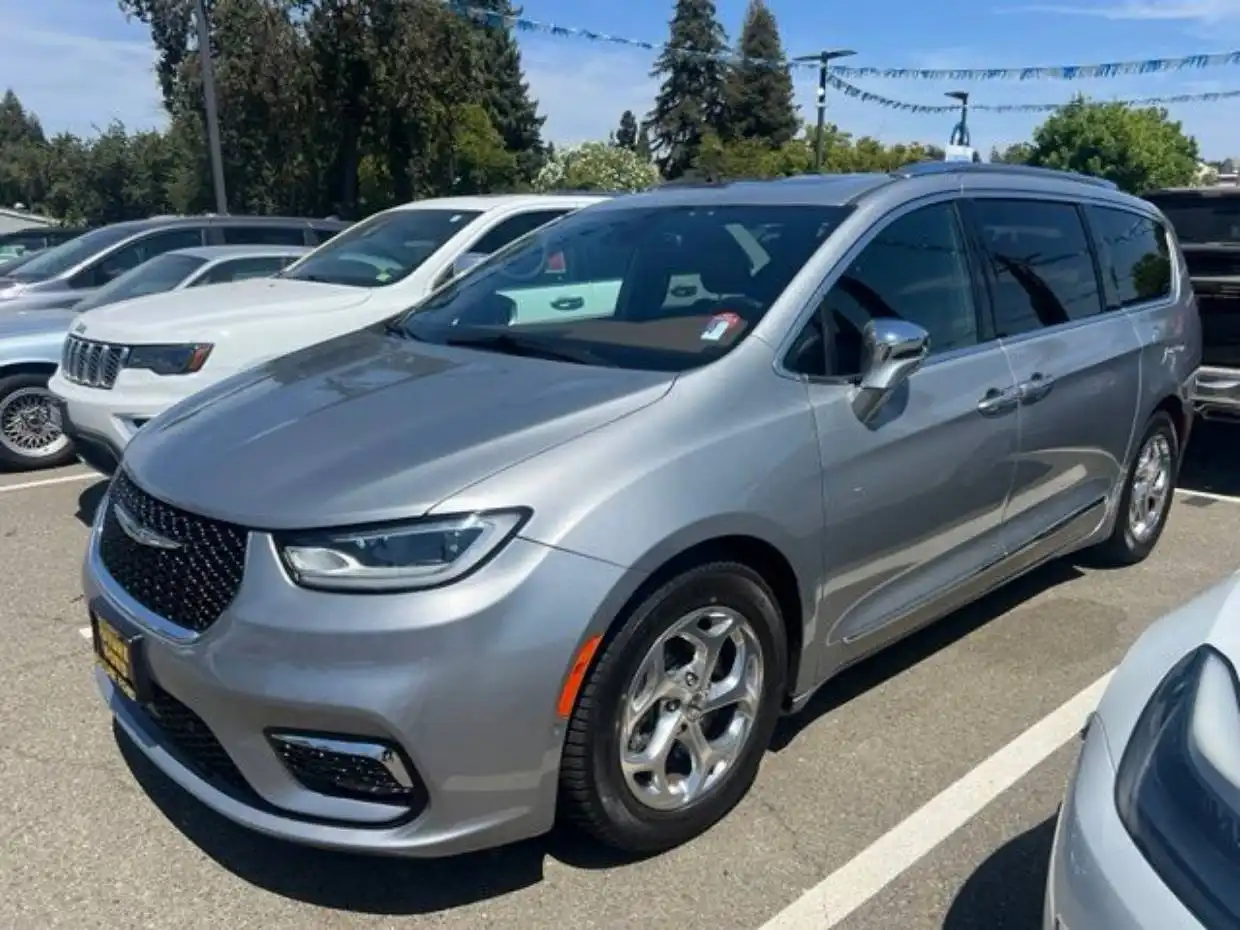 2021 Chrysler Pacifica Limited's photo