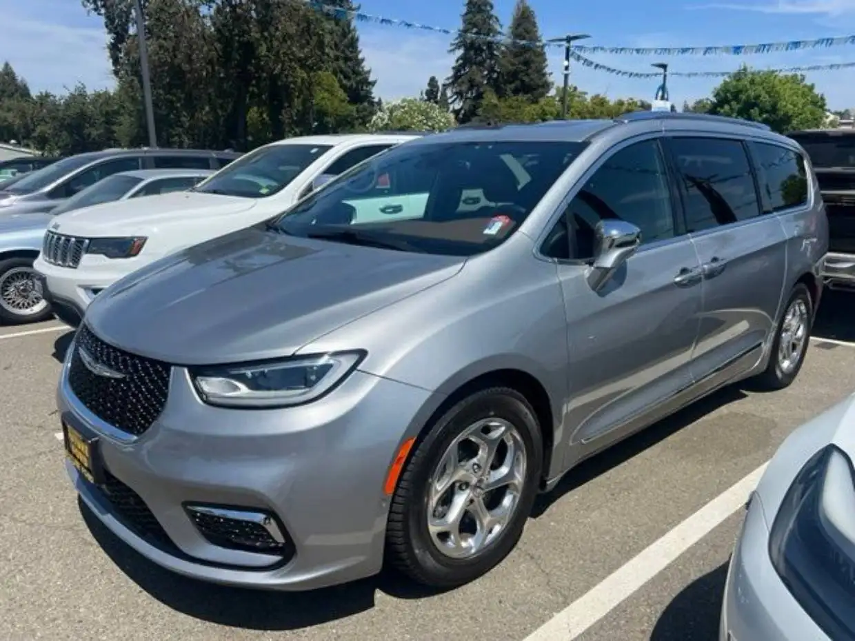 2021 Chrysler Pacifica Limited's photo