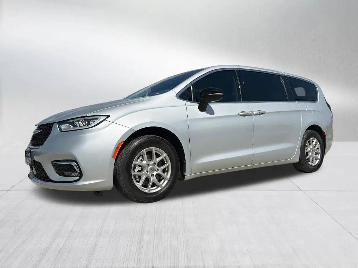 2024 Chrysler Pacifica Touring L's photo