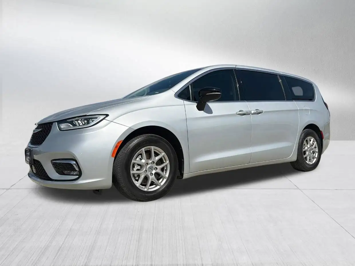 2024 Chrysler Pacifica Touring L's photo