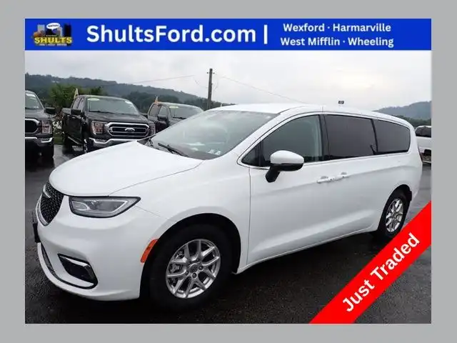 2023 Chrysler Pacifica Touring L's photo