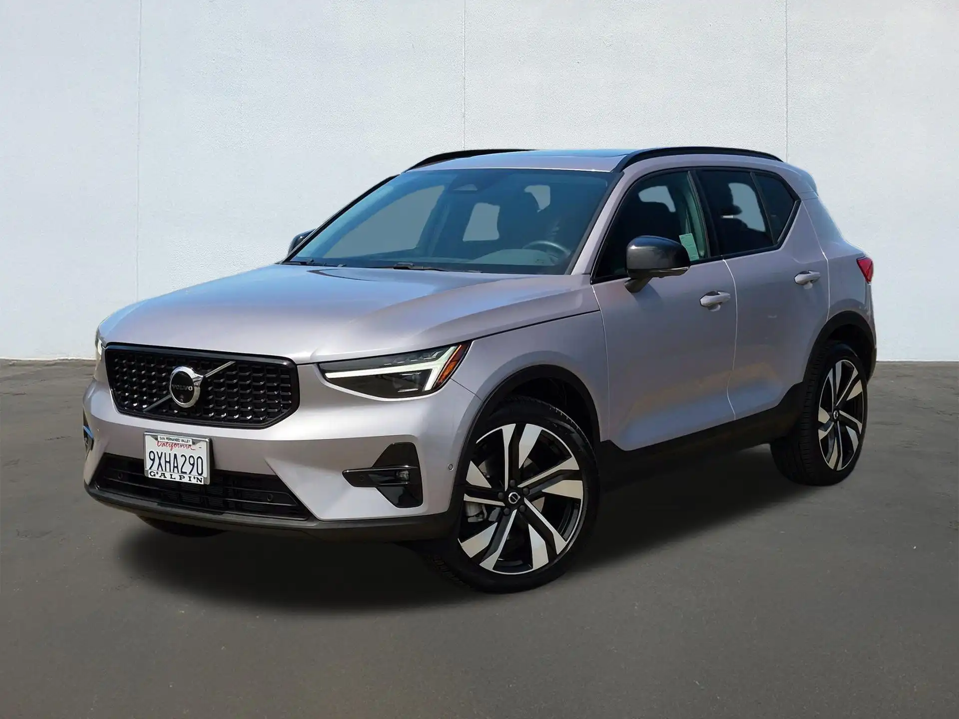 2026 Volvo XC40 B5 Ultra Dark AWD's photo